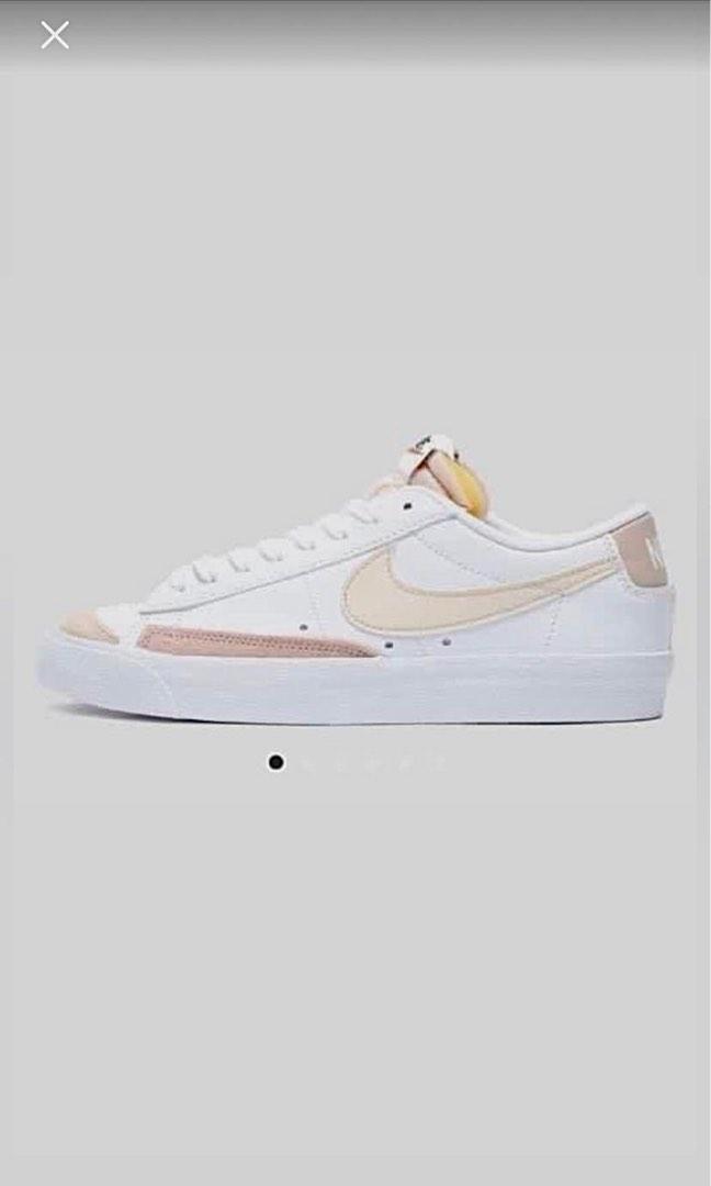 White nike flats sale