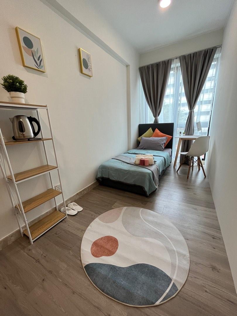 Condo common rooms for rent in the East Singapore along MRT green line