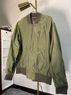 軍綠薄外套