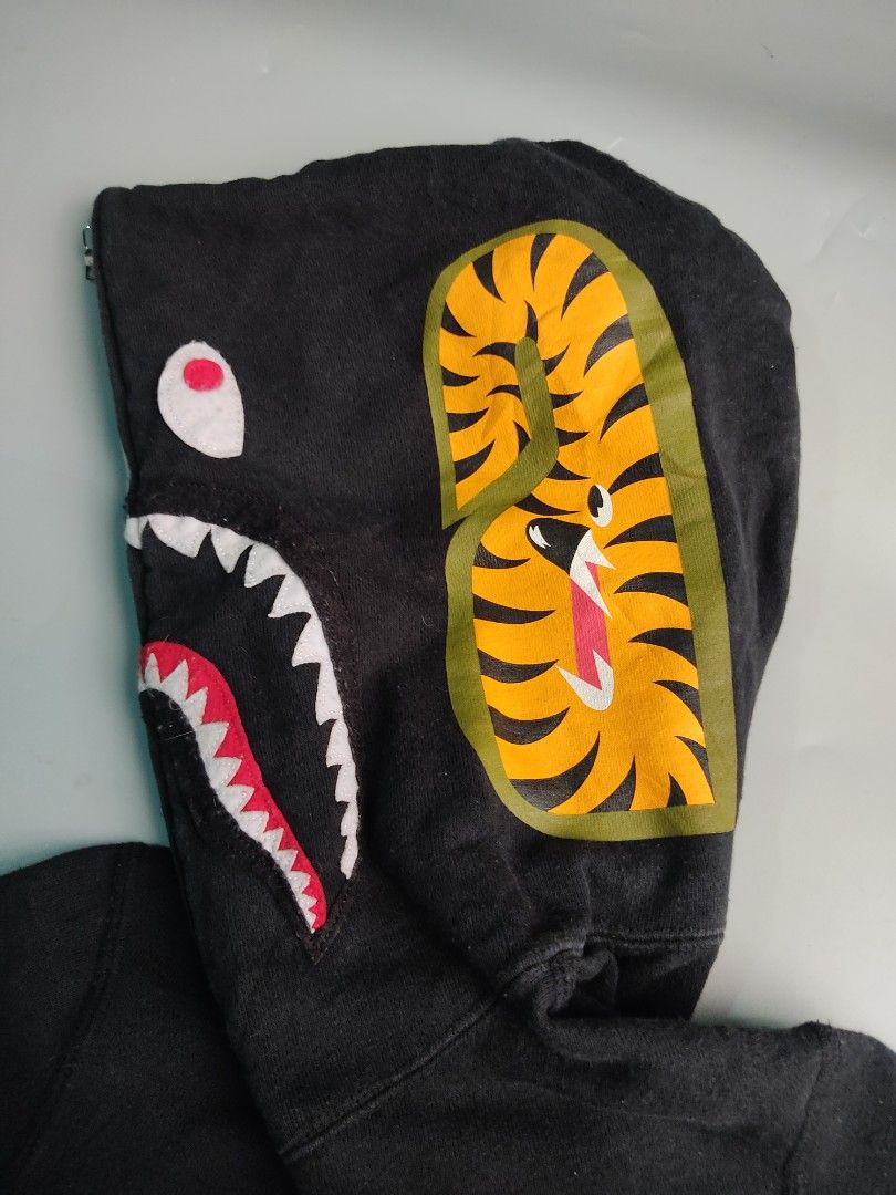 Bape Shark Hoodie (Category: Coats, Jackets and Outerwear) located in Alaminos. Submitted by benta_stashed (Listing ID 1197993862, Image 3). Description: Bape Shark Hoodie size small on tag.