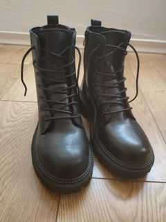 Brand new black Boots size 39