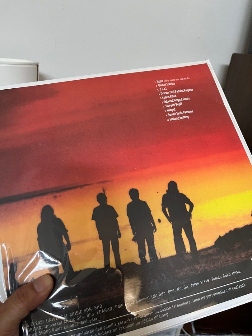 Butterfingers Selamat Tinggal Dunia, Hobbies & Toys, Music & Media