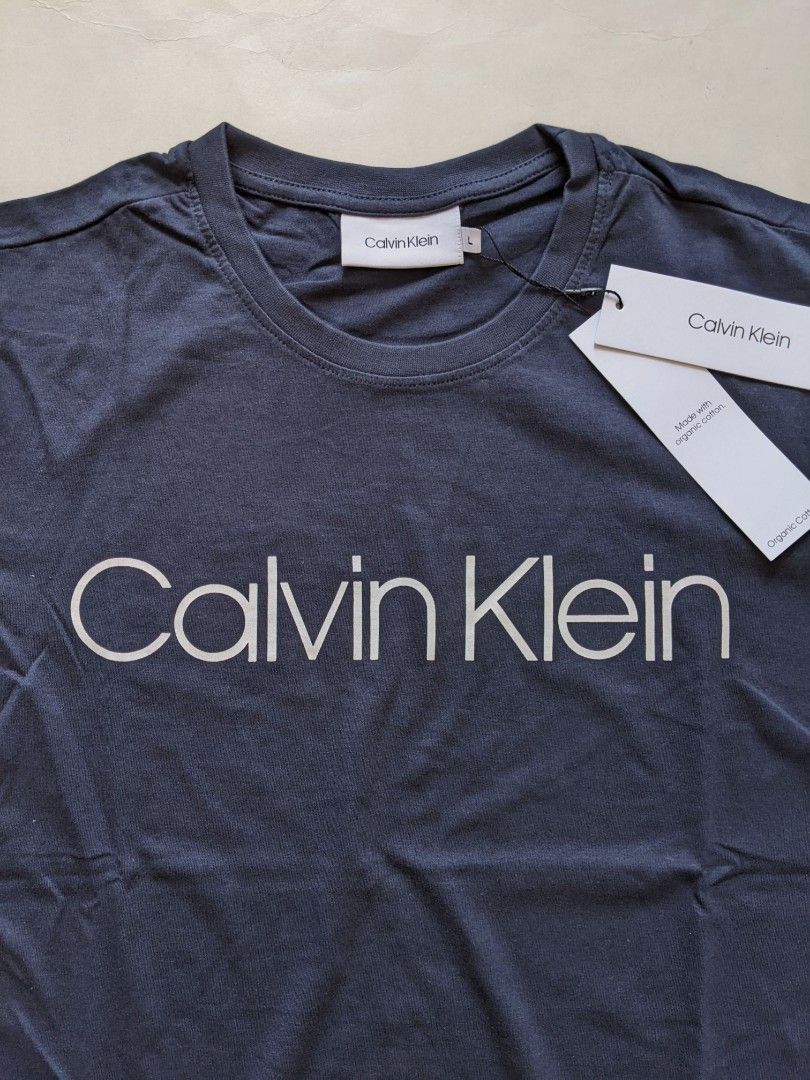 Calvin Klein t-shirt (dark blue) L, Men's Fashion, Tops & Sets, Tshirts &  Polo Shirts on Carousell