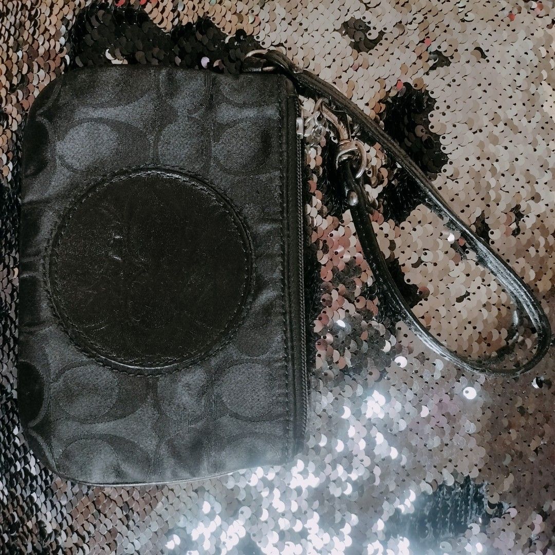 Coach vintage wristlet wallet (Category: Wallets & Card holders) located in Manila. Submitted by darinpadilla29 (Listing ID 1198054583, Image 3). Description: vintage type wristlet wallet.