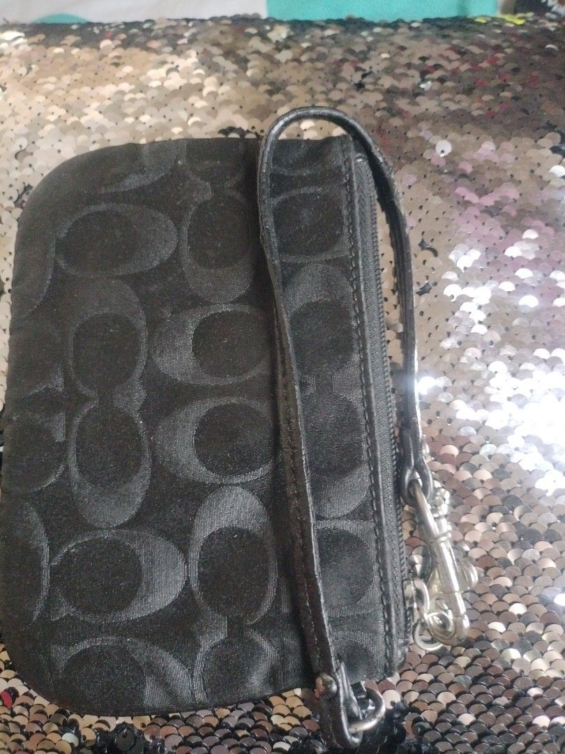 Coach vintage wristlet wallet (Category: Wallets & Card holders) located in Manila. Submitted by darinpadilla29 (Listing ID 1198054583, Image 2). Description: vintage type wristlet wallet.