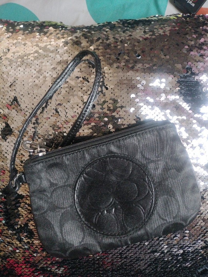 Coach vintage wristlet wallet (Category: Wallets & Card holders) located in Manila. Submitted by darinpadilla29 (Listing ID 1198054583, Image 1). Description: vintage type wristlet wallet.
