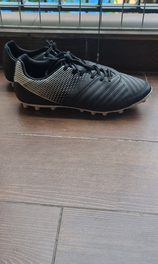 Decathlon soccer boots, Men's Fashion, Footwear, Boots on Carousell