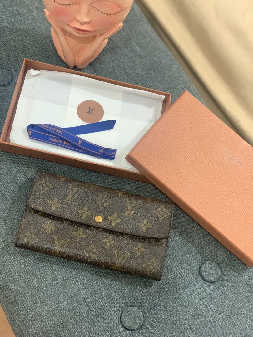LV sarah wallet (Category: Luxury Bags & Wallets) located in Manila. Submitted by budgetpreloveditems (Listing ID 1198005301, Image 1). Description: Authentic LV wallet bought in Japan. Used and has signs of usage but still pretty! No sticky parts, closure still clickable, some tarnish on the puller. Some rubber lining needs repair but if not maarte you can use it as is. With box, ribbon All in all 8/10 ⭐️ Still negotiable. Serious buyers only pl