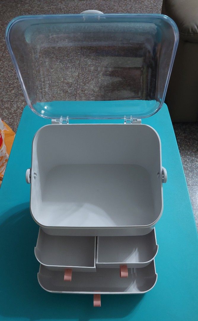 Makeup Vanity Case (Category: Makeup) located in Singapore. Submitted by kensell2u (Listing ID 1198014506, Image 2). Description: Brand new makeup vanity case. Good for storing all makeup & accessories..