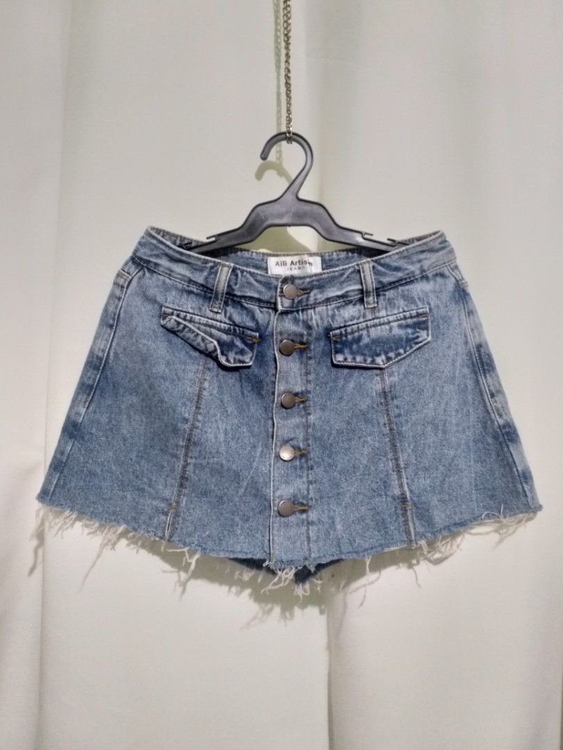Maong skirt short 27 (Category: Skirts) located in Quezon City. Submitted by kaeshishop (Listing ID 1197996050, Image 1). Description: size 27 likenew.