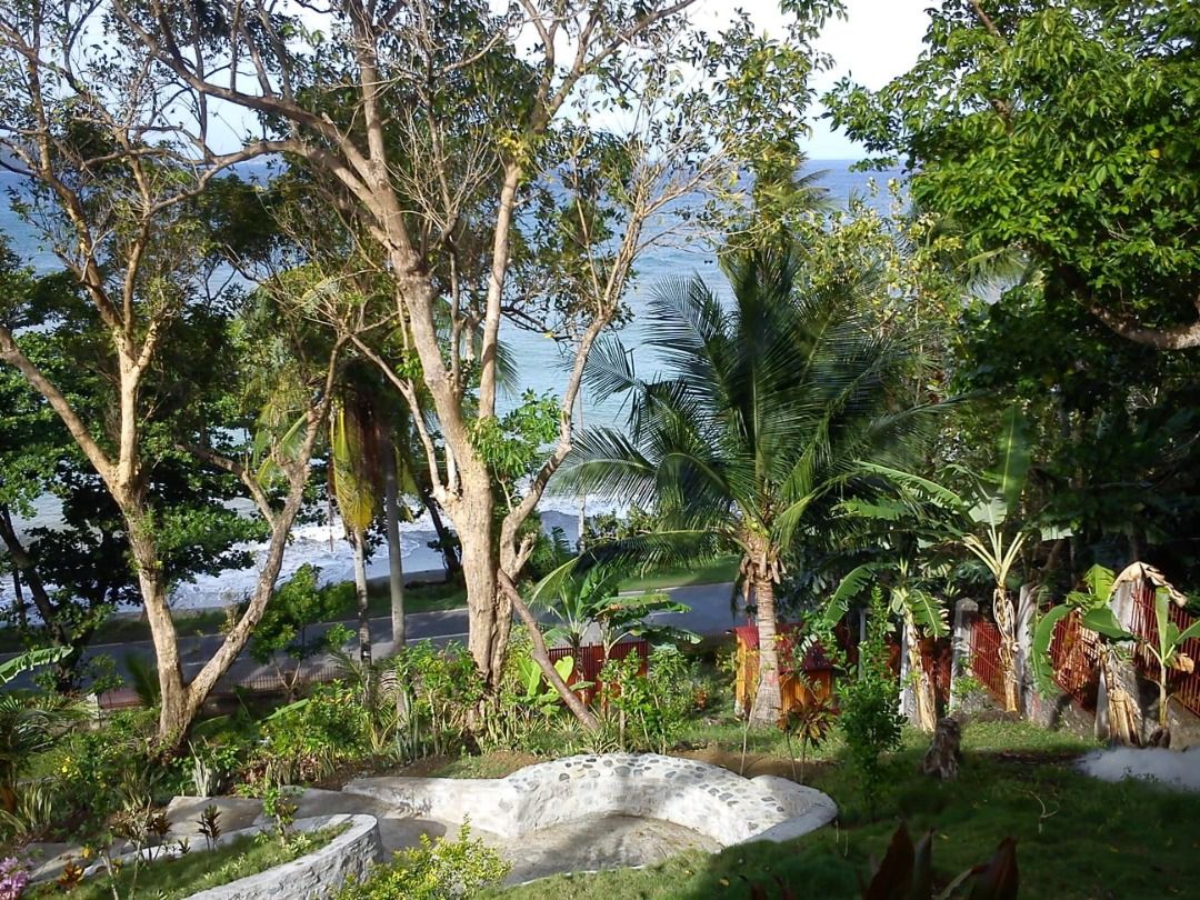 Beach House Marinduque, two natives Bungalows, with 1713 2m Land Area