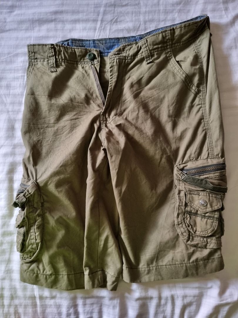 Men kneecap length short, Men's Fashion, Bottoms, Shorts on Carousell