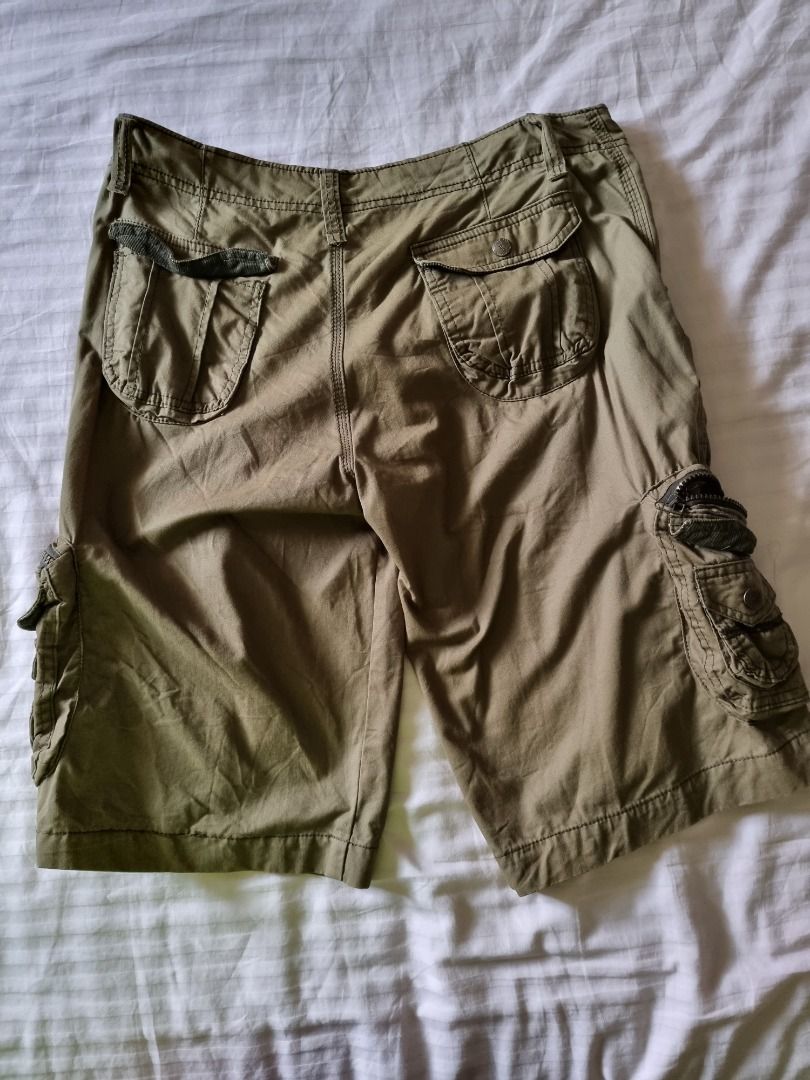 Men kneecap length short, Men's Fashion, Bottoms, Shorts on Carousell