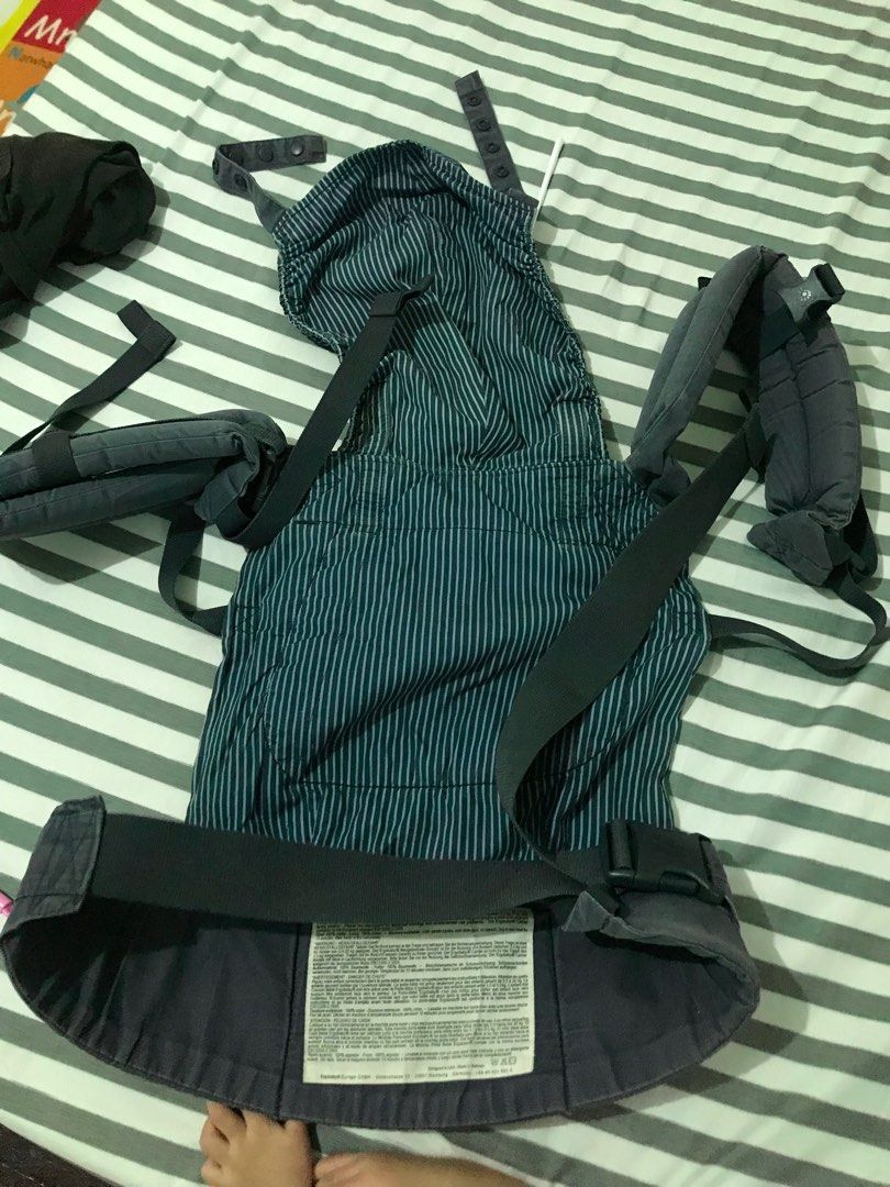 Preloved ErgoBaby (Category: Carriers & Slings) located in Quezon City. Submitted by celinecabrera (Listing ID 1198028513, Image 2). Description: Preloved ErgoBaby Carrier -Infant insert not included -Can be worn front or back -Recommended weight: 3.2 kg to 20 kg -Inward facing position only -With hood -Pick up only.