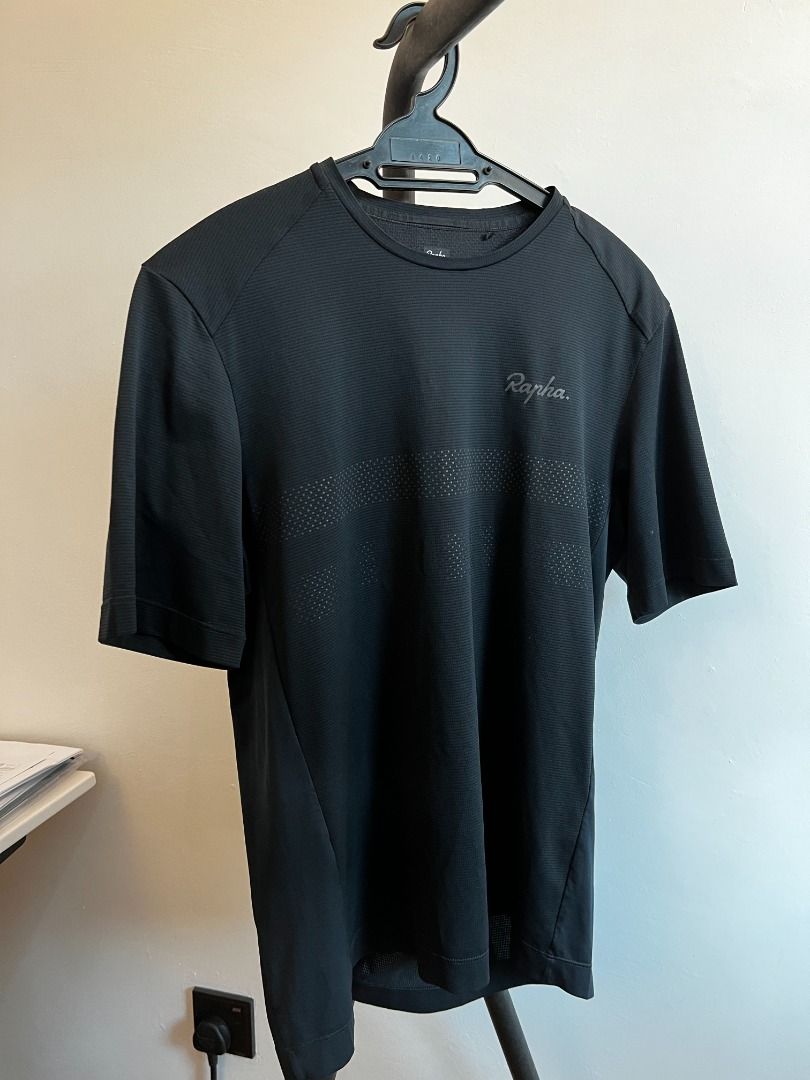 Rapha - Men Explore Technical Tshirt (Small) (Category: Activewear) located in Shah Alam. Submitted by azahinordin (Listing ID 1198140179, Image 1). Description: Authentic & Original Condition: 9.9/10 Size : Small Free Postage COD Location : Bukit Jelutong, Shah Alam, Selangor/Seksyen 13.