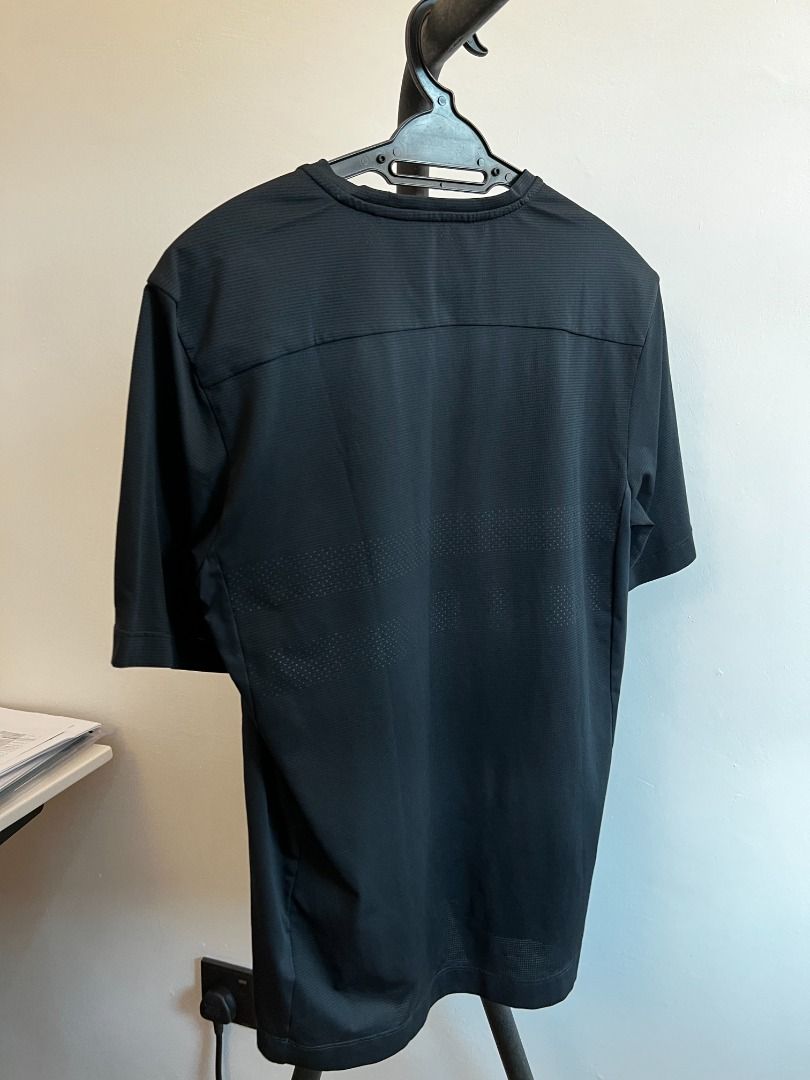 Rapha - Men Explore Technical Tshirt (Small) (Category: Activewear) located in Shah Alam. Submitted by azahinordin (Listing ID 1198140179, Image 3). Description: Authentic & Original Condition: 9.9/10 Size : Small Free Postage COD Location : Bukit Jelutong, Shah Alam, Selangor/Seksyen 13.