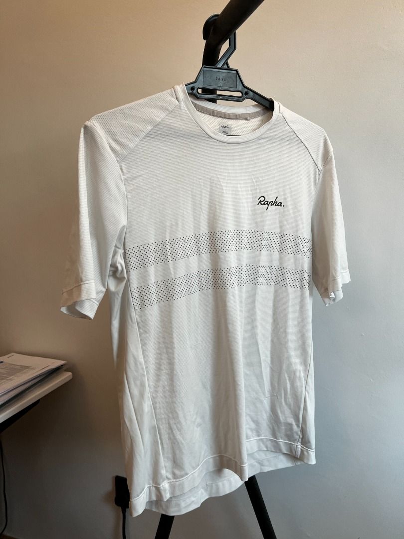 Rapha - Men Explore Technical Tshirt (Category: Activewear) located in Shah Alam. Submitted by azahinordin (Listing ID 1198140495, Image 1). Description: Authentic & Original Condition: 9.9/10 Size : Small Free Postage COD Location : Bukit Jelutong, Shah Alam, Selangor/Seksyen 13.