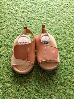 Sepatu bayi Disney