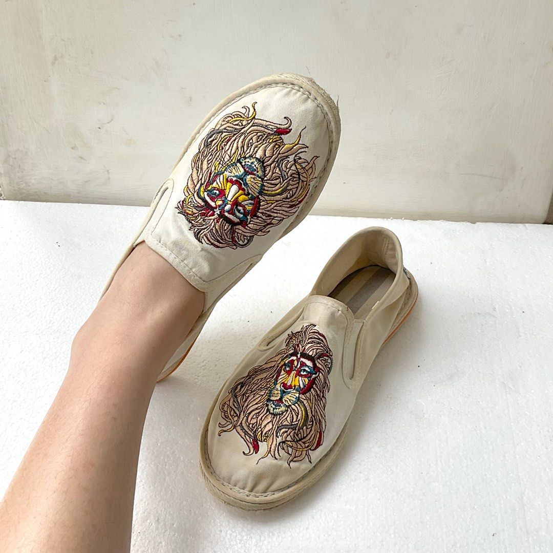 Sepatu slip top on canvas