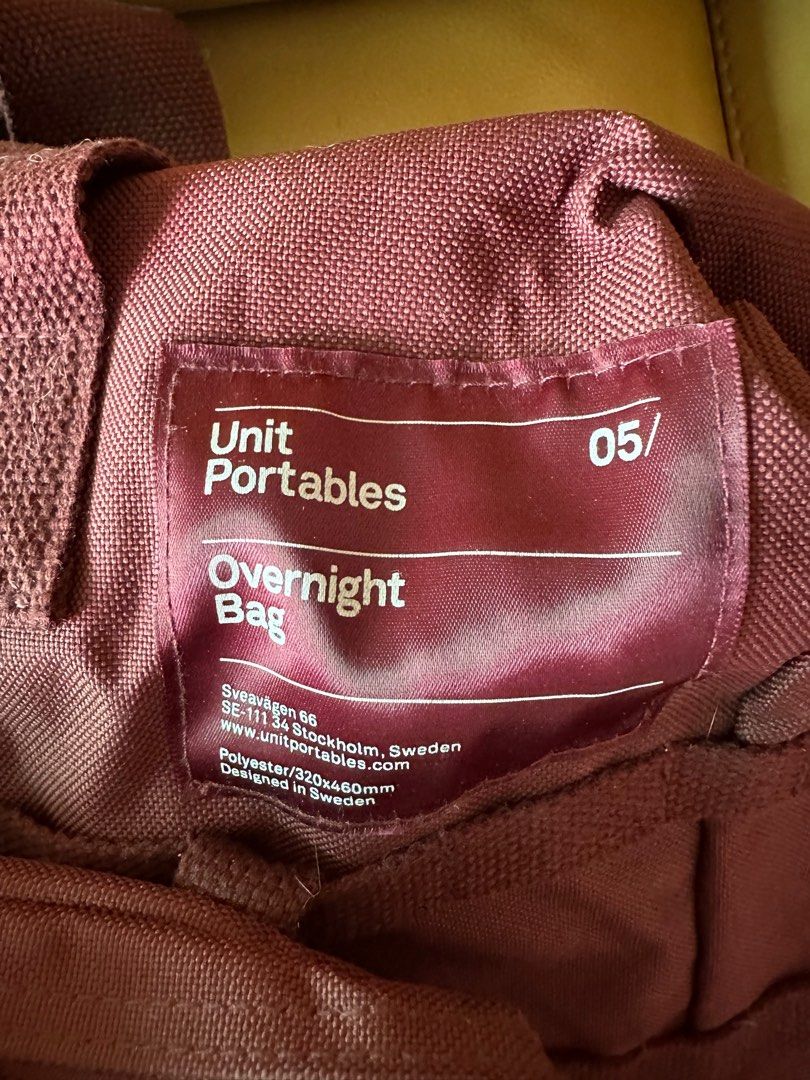 Unit Portables 05 Overnight Bag in burgundy comes with