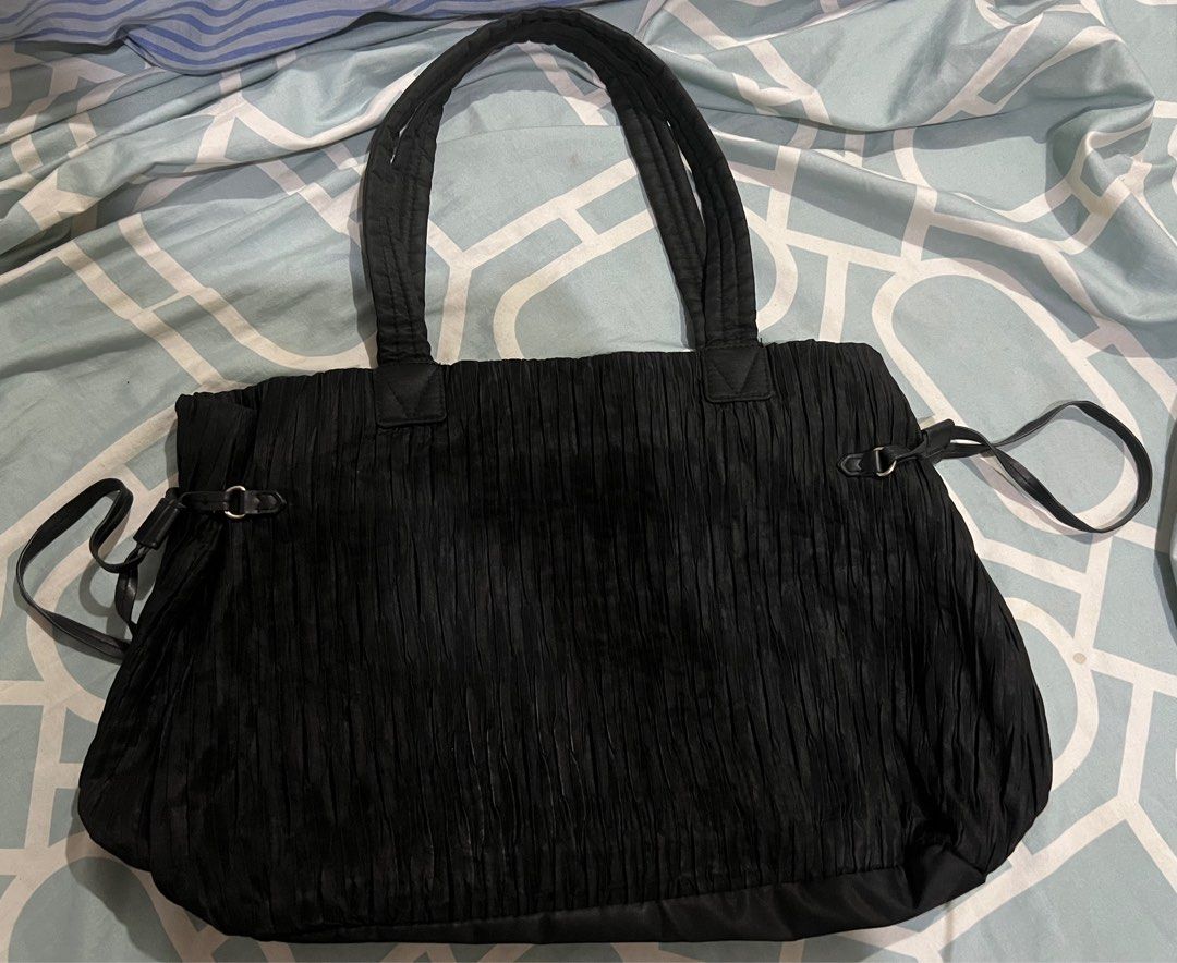 Victoria Secret Shoulder Bag (Category: Shoulder Bags) located in Makati City. Submitted by wroanne (Listing ID 1197985499, Image 2). Description: .