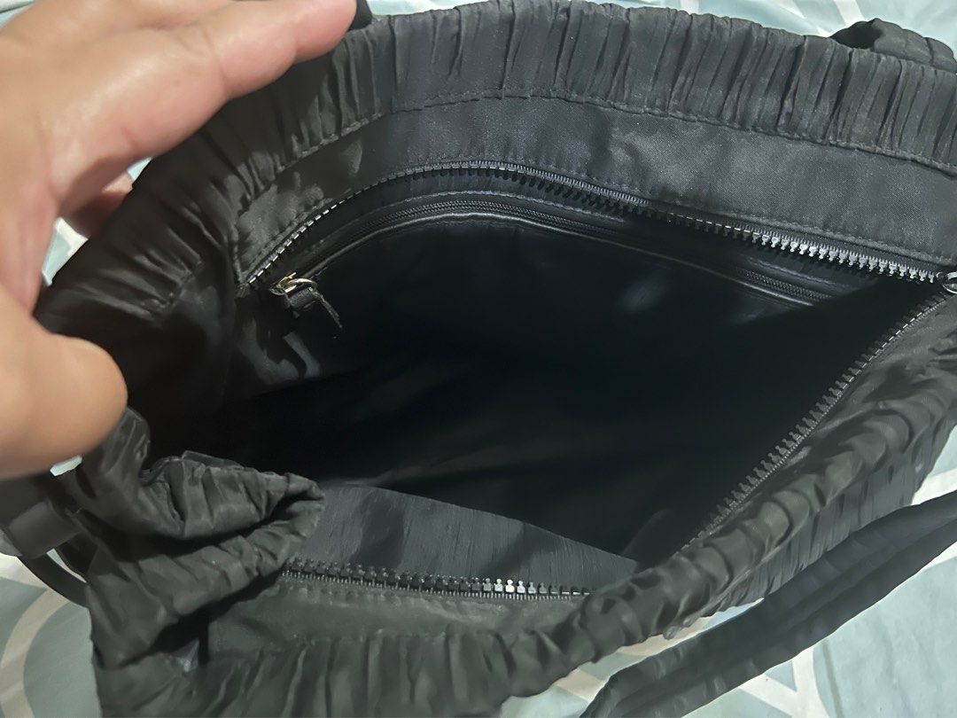 Victoria Secret Shoulder Bag (Category: Shoulder Bags) located in Makati City. Submitted by wroanne (Listing ID 1197985499, Image 3). Description: .