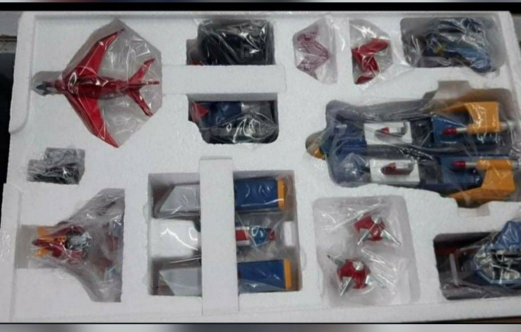 Voltes V " 40th anniv (Category: Figurines & Statues) located in Taguig. Submitted by eiuol18 (Listing ID 1198131936, Image 2). Description: voltes v 40th anniversary - unboxed - brandnew - mall on going price is 32,000.