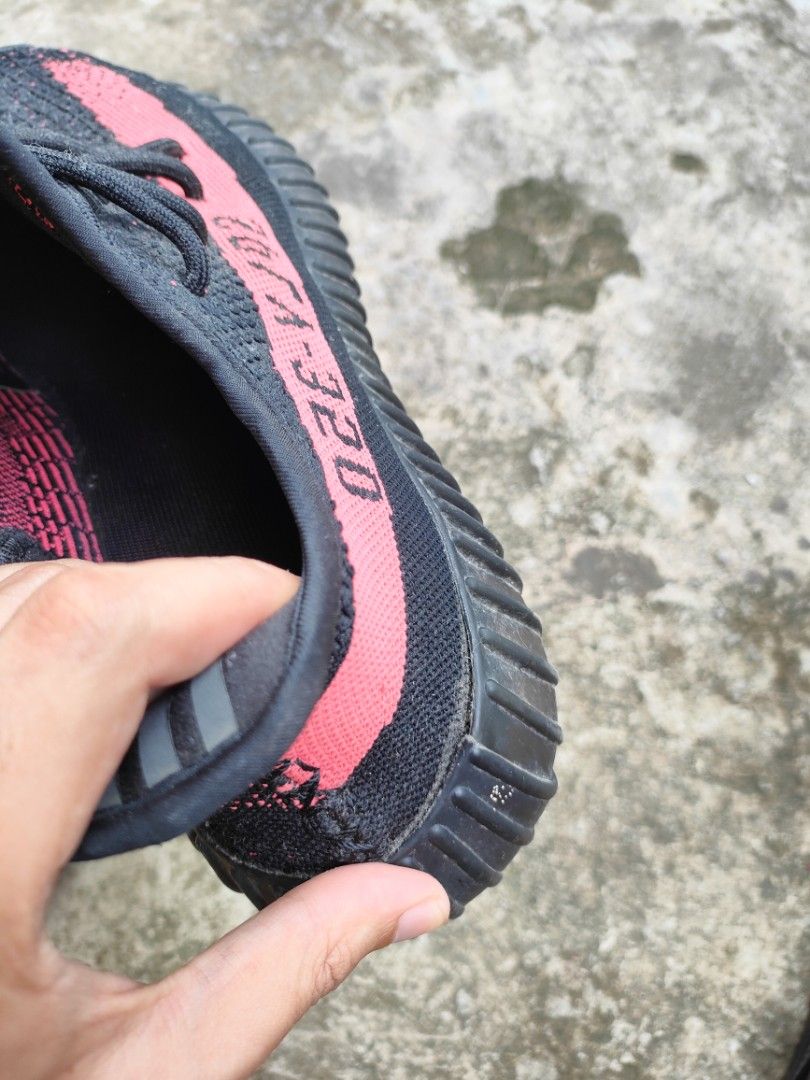 YEEZY 350 V2 RED STRIPE (CORE BLACK RED) Thrifted, Size 8US, FREE  SHIPPING ✓, Men's Fashion, Footwear, Sneakers on Carousell