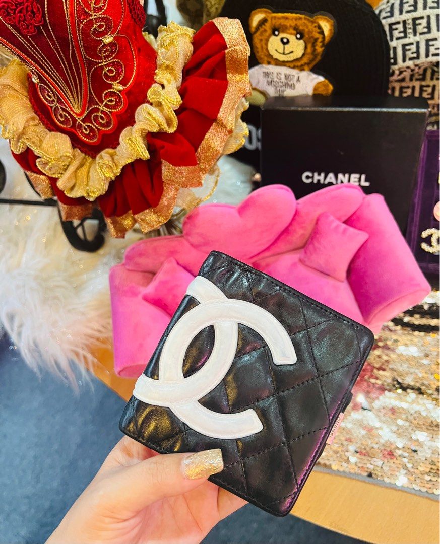 Authentic💯 Ch🖤nel Bifold Kisslock Wallet (Category: Luxury Bags & Wallets) located in Dumaguete. Submitted by lovebags.ph (Listing ID 1198342239, Image 1). Description: Original 💯 Pls refer the photos for signs of usage Nice pah in actual! 🖤🤍💗.