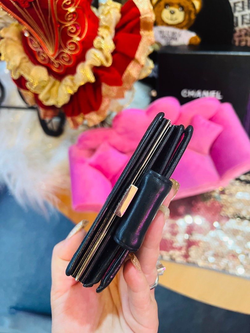 Authentic💯 Ch🖤nel Bifold Kisslock Wallet (Category: Luxury Bags & Wallets) located in Dumaguete. Submitted by lovebags.ph (Listing ID 1198342239, Image 3). Description: Original 💯 Pls refer the photos for signs of usage Nice pah in actual! 🖤🤍💗.