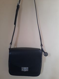 DROPDOWN!Authentic Tory Burch Camera Sling Bag with Passport Case