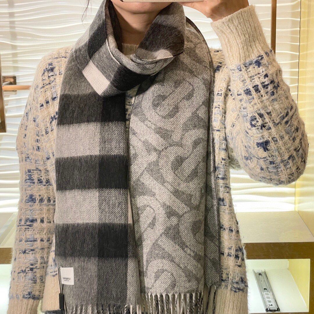 Burberry double discount sided scarf