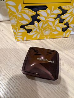Hourglass 修容打量色號DIM LIGHT