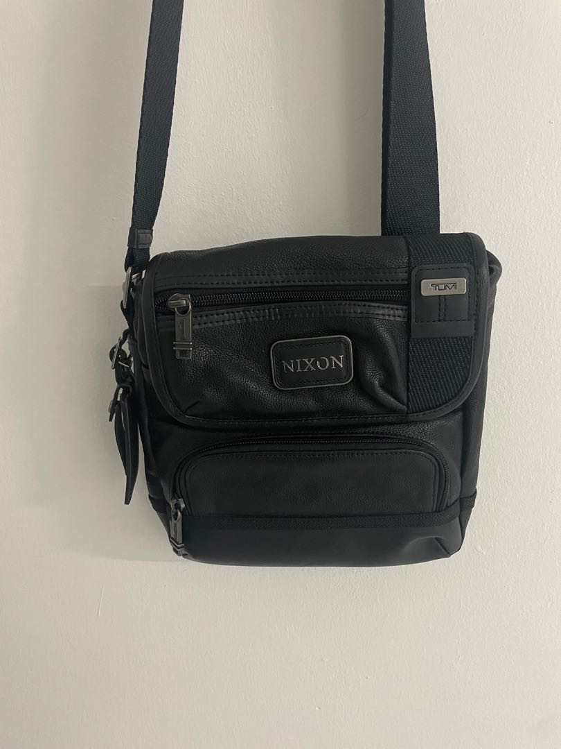 国内外の人気が集結TUMI Kerby crossbody CHRO ショルダーバッグ