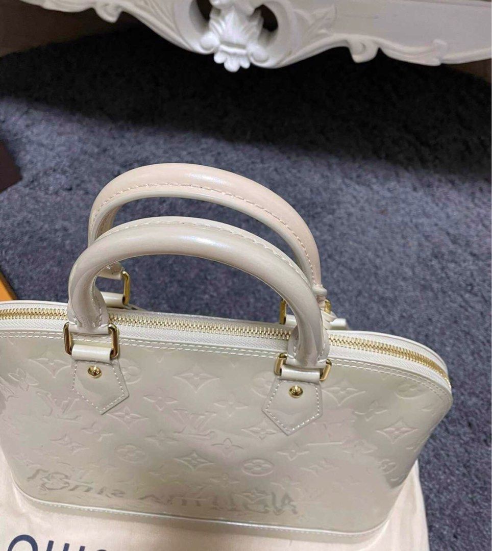 Louis Vuitton Alma Vernis MM (Category: Luxury Bags & Wallets) located in Makati City. Submitted by karaalexandra (Listing ID 1198275514, Image 3). Description: Authentic Louis Vuitton Alma Vernis MM With dustbag Negotiable for sure buyer..