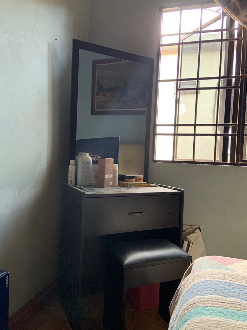 Makeup table (Category: Other Home Decor) located in Shah Alam. Submitted by anaqiazman (Listing ID 1198431371, Image 2). Description: 1 set comes with chair Self pickup or can use lalamove only.
