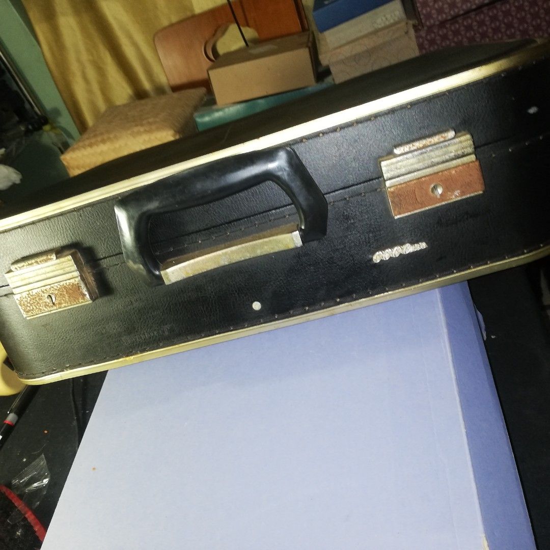 Old luggage (Category: Luggage) located in Paranaque City. Submitted by 4thestate.surplusan (Listing ID 1198376406, Image 3). Description: A vintage luggage, w issues. Stain inside and scratches outside the body. Location san antonio paranaque..