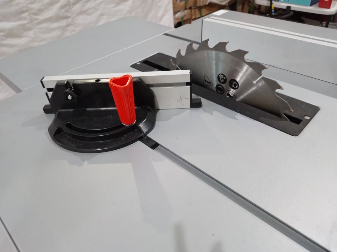 Ozito Table Saw, Commercial & Industrial, Construction Tools