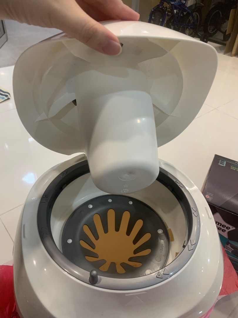 Tommee tippee sangenic diaper bin with refill, Babies & Kids, Bathing