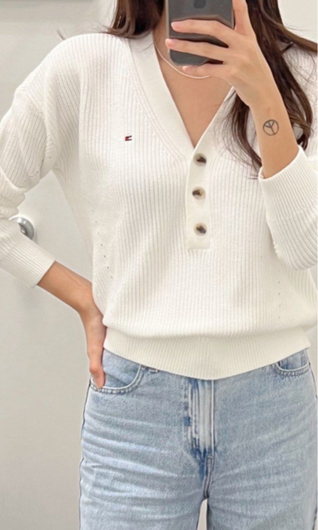 TOMMY HILFIGER HENLEY V-NECK SWEATER, 女裝, 其他上衣- Carousell