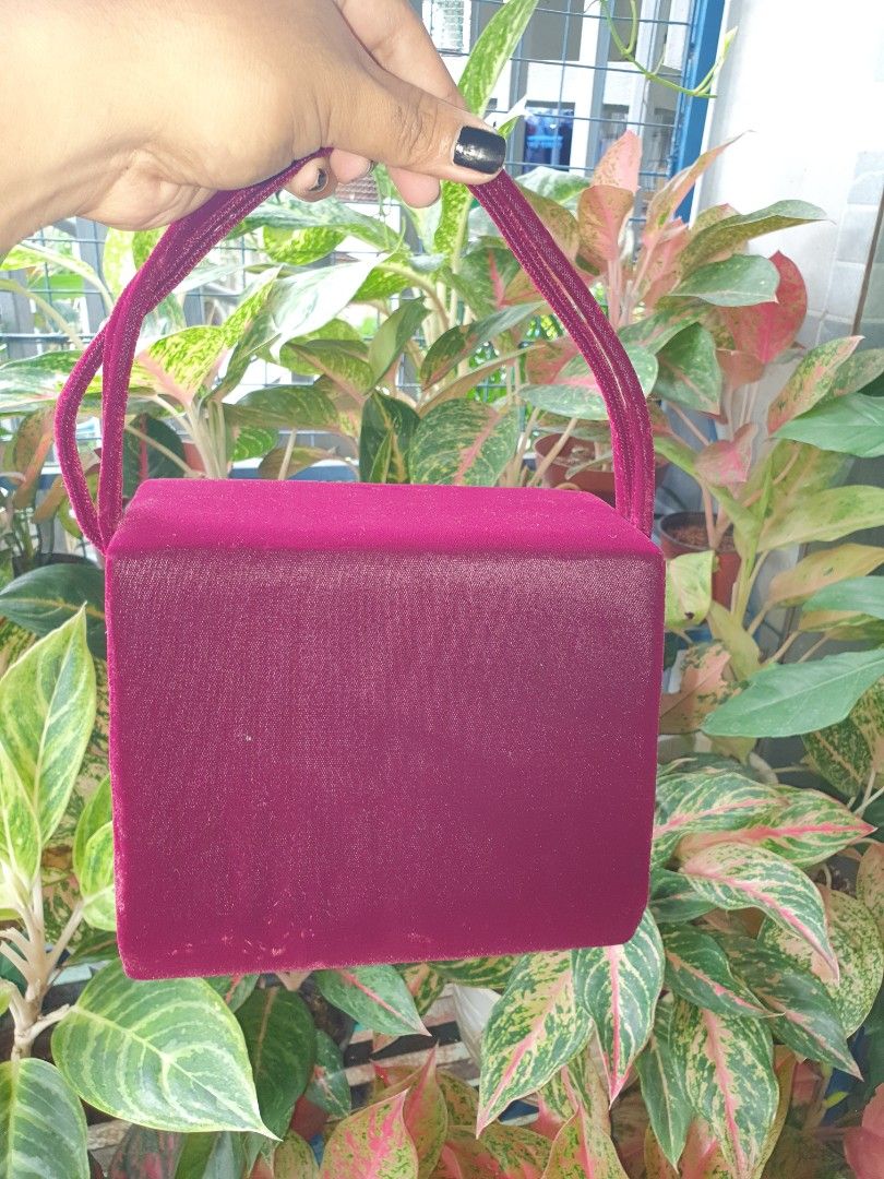 Velvet box handbag (Category: Luxury Bags & Wallets) located in Santa Maria. Submitted by mikavillaflor4 (Listing ID 1198396929, Image 3). Description: japan auction japan source in excellent used velvet material box type.