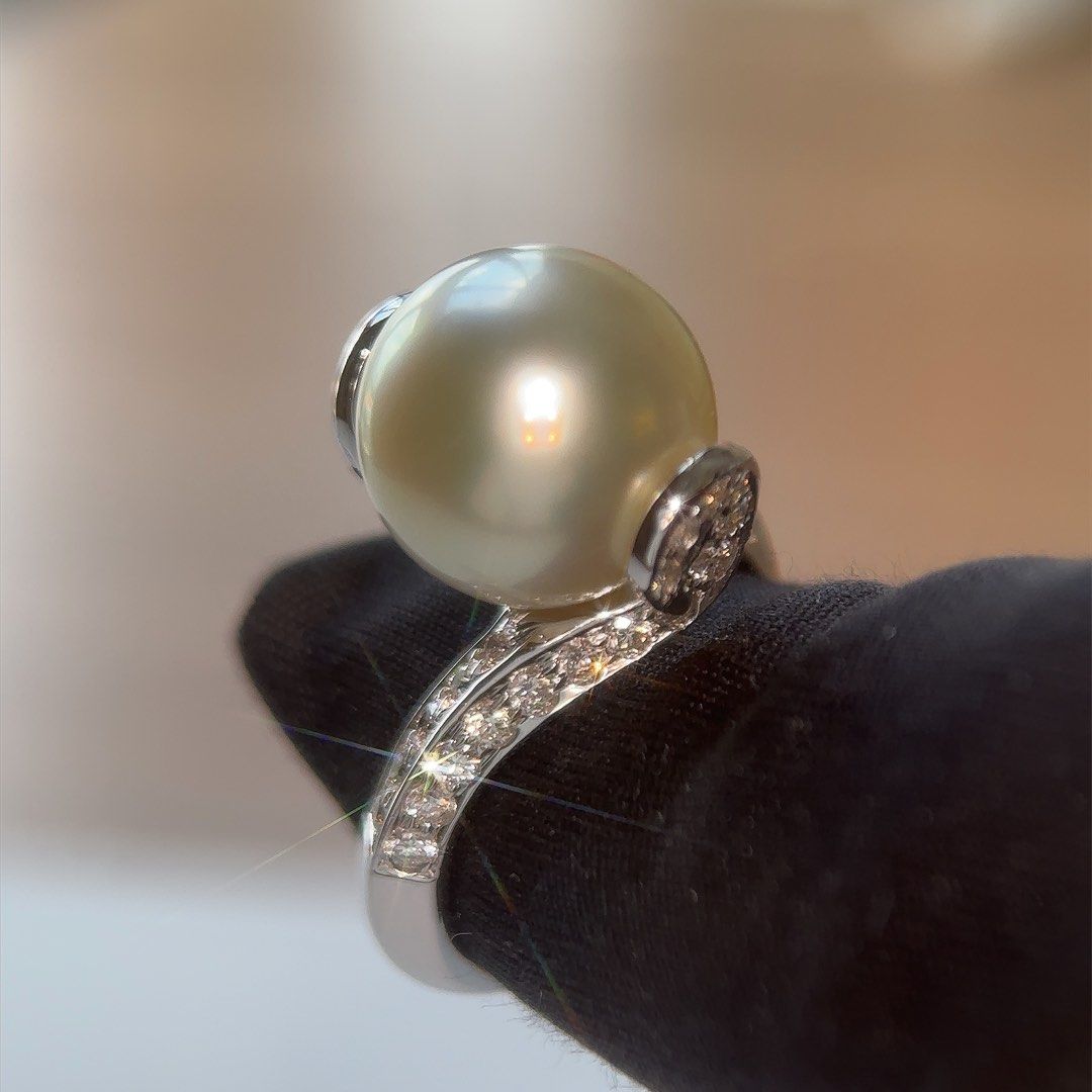 Gold ring with white new arrivals pearl