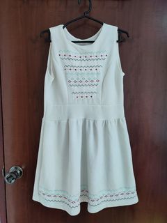 White Sleeveless Dress With Embroidery