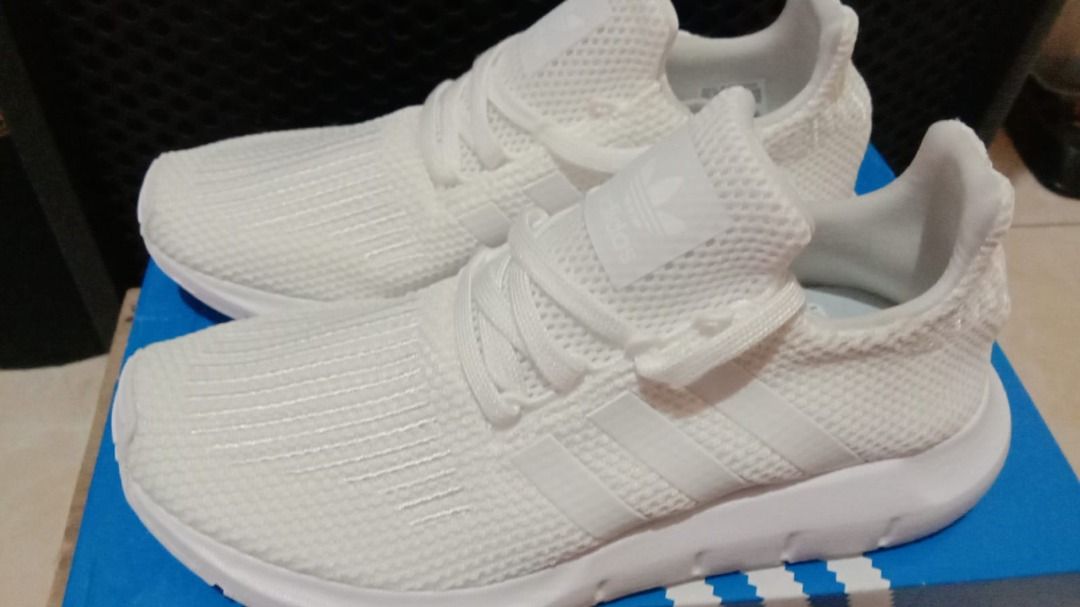 Adidas Swift Run White Original, Fesyen Pria, Sepatu , Sneakers di Carousell