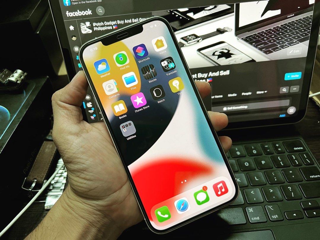 Apple iPhone 12Pro Max (Category: iPhone 12 Series) located in Cainta. Submitted by ipotchgadget (Listing ID 1198459661, Image 3). Description: For sale or swap Apple iPhone 12 Pro Max 128gb Silver White Came from Smart Smart Lock Swap Accepted ( Swapping Price is higher than selling Price ) PRICE: • 37,800php. CONDITION: •95% Smooth •101% Good Running condition Test all you want upon meet up PACKAGE: •unit •wallcharger •usb cable •case MEET UP •