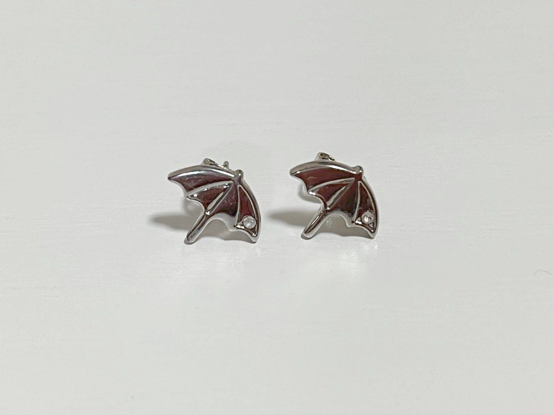 Arnold Palmer Earring 遮仔耳環 （分類：耳環）位於 Hong Kong。 由 precious.little.goodies 提交（商品編號 1198160801，圖片 2）。簡介： 🌸閒置品，從未使用 🌸每粒耳環上有一粒水鑽 🌸面交/順豐到付/平郵+$8。
