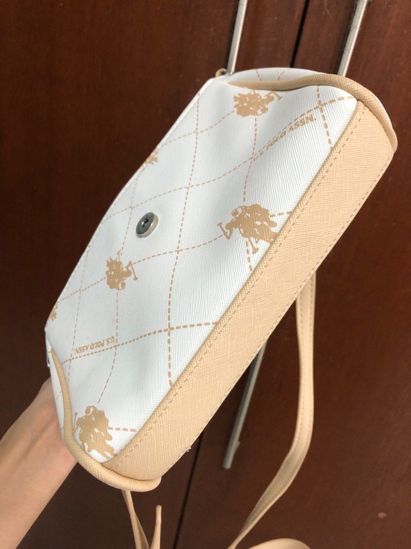 REPRICED! US POLO white mini sling bag (Category: Cross-body Bags) located in Pasig City. Submitted by dstarcloset (Listing ID 1198474041, Image 2). Description: •Bought in US before pandemic •Adjustable strap •Brand new (but tag was already removed) and never been used •No damage and in excellent condition •But with minimal yellow marks inside the flap due to storage in closet for a long time (see 8th photo) •Please see the last photo for size r