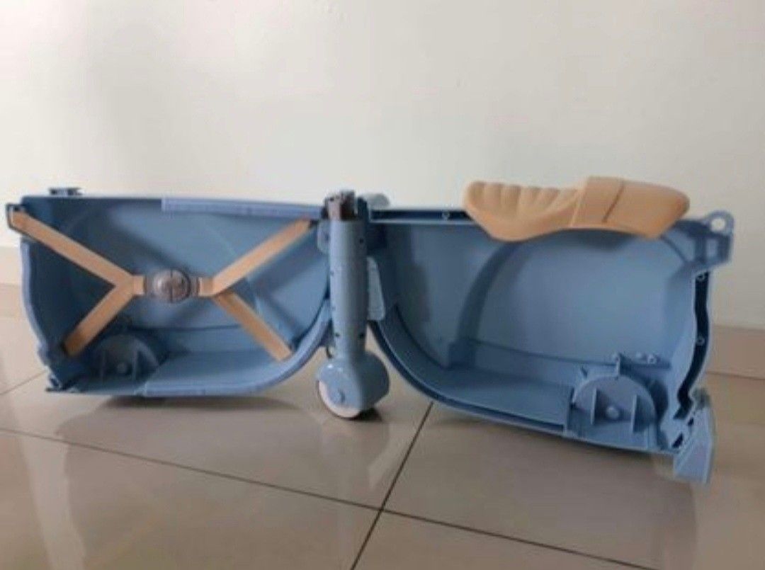 AUTHENTIC WORLD APART SKOOT RIDE ON LUGGAGE, Hobbies & Toys, Travel