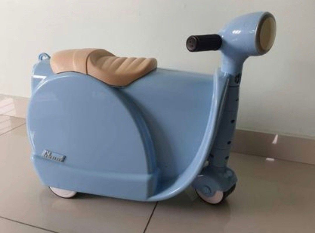 AUTHENTIC WORLD APART SKOOT RIDE ON LUGGAGE, Hobbies & Toys, Travel