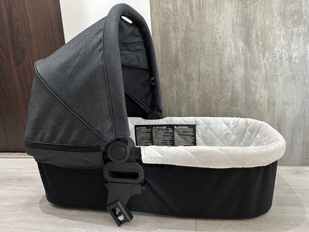 Baby jogger deluxe deals bassinet 10th anniversary